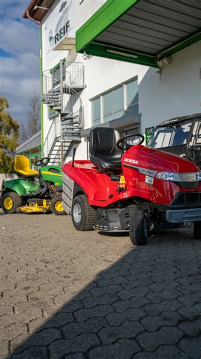 Dein Rasentraktor hat schon bessere Zeiten gesehen? 😅 Dann wird’s Zeit für ein Upgrade! Bring deinen alten Rasentraktor einfach zu uns und hol dir beim Kauf eines neuen Modells bis zu 500€ Inzahlungnahme dazu! 💸 Aber Achtung: Unsere Aktion läuft nur vom 01.11.2025 bis zum 30.04.2026! Bei Fragen oder für weitere Infos stehen wir natürlich jederzeit zur Verfügung. 😊 👉 Worauf wartest du noch? Komm vorbei beim Reif in Landshut, wir beraten dich gerne! #tauschaktion #rasenmäher #rasentraktor #mäh