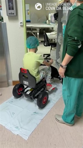 ✨ Sorrisos que Curam ✨ Na Pediatria da ULS da Cova da Beira, o caminho para o bloco operatório é feito com coragem, confiança e muitos sorrisos. 💙 No vídeo, o Mateus segue destemido de kart rumo ao seu procedimento cirúrgico, um pequeno grande exemplo de como o projeto “Sorrisos que Curam” transforma momentos de ansiedade em experiências mais leves, positivas e cheias de significado. 🙏 Agradecemos a todos os que tornaram esta iniciativa possível, em especial às crianças e às suas famílias, cuj