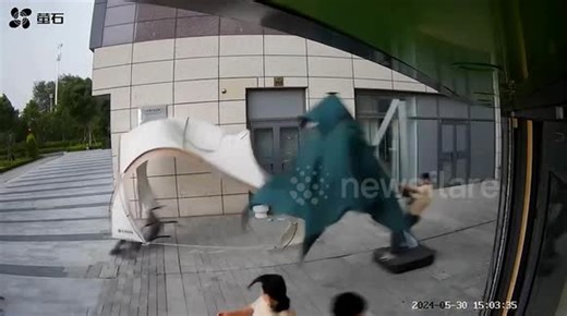 Strong winds blow away man and umbrella in northern China