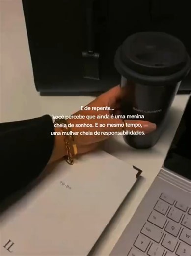 Às vezes, a vida nos faz crescer tão rápido que esquecemos da menina que ainda vive dentro de nós. Ela continua sonhando, acreditando e desejando um futuro melhor. Mas agora caminha ao lado de uma mulher forte, que enfrenta responsabilidades, desafios e continua seguindo em frente, mesmo nos dias difíceis. Não deixe que as responsabilidades apaguem os seus sonhos. As duas versões de você podem caminhar juntas. 🦋🤍 ✨ Qual sonho da menina que você foi ainda vive no seu coração? Conte nos comentár