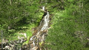 petit torrent de la fonte des neiges pyrénéennes