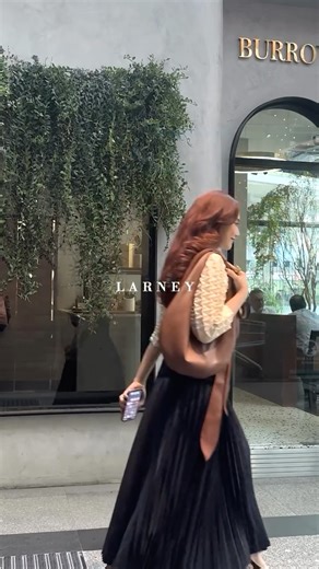 LARNEY ® on Instagram: "Your Monday OOTD is just not the same without texting your bestie about it 🤫🤭 Especially if you got it on sale?!😊🫣 Now go tell your girls about our Year End Sale! And tag your bestfriend in the comment below! 🛒 Shop before it’s gone 💬 Tell us which piece you’d OOTD on Monday ❤️ Like if you love a valuable find"