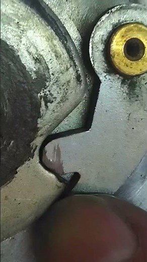 エアーホースリールのストッパーがひっかかって外へ開かないのでリールが戻らない原因がわかったので修理 へちゃげて広がった打痕箇所を削って修理完了 エアーホース出っぱなしが戻るようになった