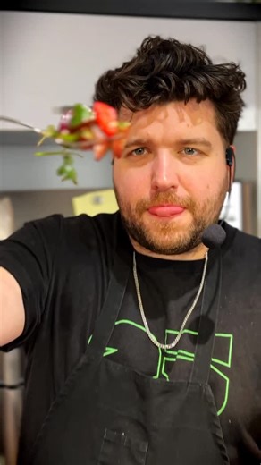 Olivier Graton on Instagram: "SALADE BETTERAVES MISO 🫜🍶🍊 Salade ou scène de crime? Salade voyoooons! Très fressssh! 🎥🎞️ @edouardgingras #cuisine #drole #frais #betterave #beet #miam #orange #miso #salade #hiver #sesame RECETTE: - 6 betteraves rouges - 3 oranges Cara Cara (ou autre) - 4 concombres libanais - 4 branches de coriandre - 1 cuillère à soupe de miso - 1 cuillère à soupe d’huile de sésame rôtie - Le jus des 3 cœurs d’oranges - 1/2 T d’huile d’avocat ou autre huile neutre (genre can