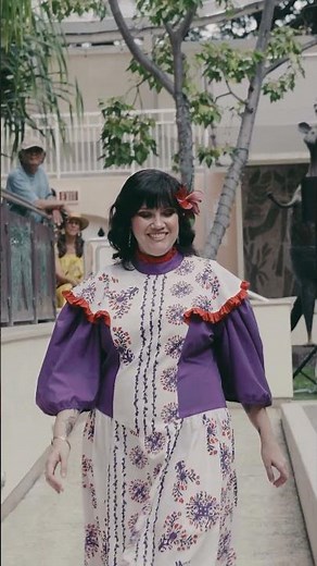 👗 Celebrating Hawaii’s iconic muumuu with fashion, market vibes, and island style!