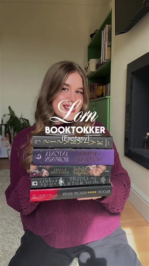 Hi new people 👋 if you’re just joining me I’m Lorn, aspiring fantasy author, book lover, pro entertainment publicist, indie musician and unprofessional birthday cake maker 🫶 #romantasybooktok #indieauthor #introducingmyself #fantasywriter #indieromantasy
