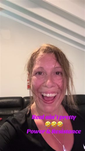 🤣🤣 it ain’t pretty working out Last workout of week 2 of the insanity challenge. Have a great day 😘😘#mumlife #workoutmotivation #insanity