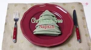 This Christmas Tree Napkin is simple and is FUN way to decorate your table 🎄 Tutorial >> https://howdoesshe.com/how-to-make-a-christmas-tree-napkin/ | HowDoesShe