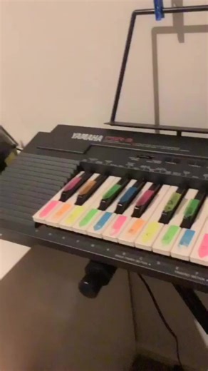 Learning Piano Effectively with Colorful Sticky Notes