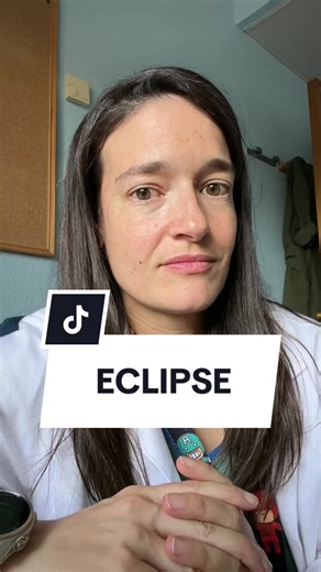 Un eclipse puede dejarte ciego sin que te des cuenta. Y lo más aterrador es que la retina no tiene receptores del dolor. Puedes estar quemándola mientras miras al Sol… y no sentir absolutamente nada. Porque el ojo puede avisarte de muchas cosas. Pero de una quemadura en la retina… puede que no te avise nunca. #EclipseSolar #Eclipse #Granada #Oftalmologia #Ciencia