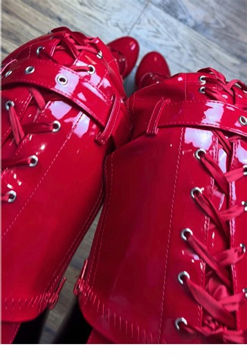 These are the ‘Flamingo 3028’ by Pleaser ♥️ #shiny #boots #ootd #pvc #heels