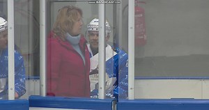 50K views · 151 reactions | Martin Kasperlík za to zagranie otrzymał 5+20 i został wyrzucony do szatni. Słusznie? Sędzia po analizie wideo zinterpretował to jako kopnięcie z tyłu przeciwnika. | Hokej.Net | Facebook