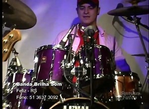 44K views · 2.2K reactions | Nesses 18 anos de história do Programa Bandas e Fatos,passaram inúmeras bandas, algumas ainda em atividade outras já extintas, mas essa é uma das bandas consagradas do Sul, o ano era 2007 e vinha com tudo o álbum Chuva Cai da Banda Brilha Som, então curta aí um pouco dessa bela canção que é "Chuva Cai" da Banda Brilha Som @seguidores | Programa Bandas e Fatos | Facebook