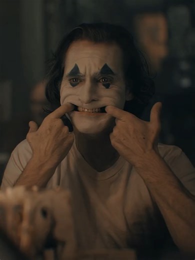 La figura del Joker, especialmente tras la interpretación de Joaquin Phoenix en 2019, se ha consolidado como un potente símbolo de reflexión social y psicológica. Su historia invita a analizar la fragilidad de la cordura y el impacto de una sociedad indiferente. #pelicula #sad #llorar #cine #joker