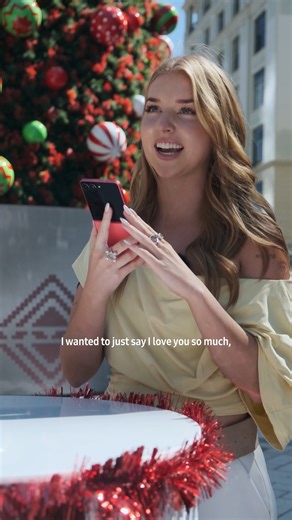 It’s giving season, so we’re calling our nearest and dearest to let them know how much we appreciate them 💞 It’s the simple things that ignite the Christmas spirit 🎄 #GalaxyZFlip7 #MerryXmas | Samsung