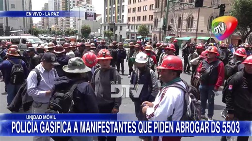 Policía gasifica y reprime a manifestantes contra DS 5503: “Lo único que hacen es disp4r4r” La segunda jornada de movilizaciones contra el Decreto Supremo 5503 en La Paz estuvo marcada por confrontaciones entre manifestantes y la policía, principalmente en las calles Potosí y Yanacocha. Durante la mañana de este martes, la policía utilizó g4s3s lacrimógenos para dispersar a los manifestantes que exigían la abrogación del decreto, generando momentos de tensión y afectando a ciudadanos que transit