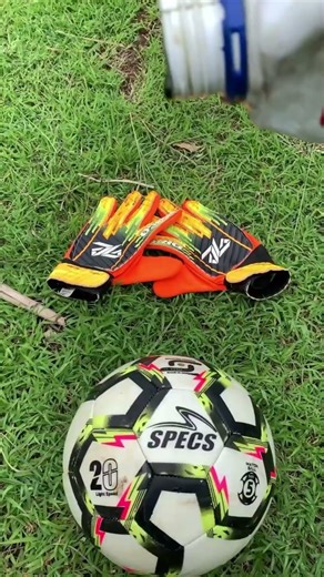 slippery ball experiment 🤣 #football #comedy #funny #soccer #tutorial #footballskills #funnyshorts