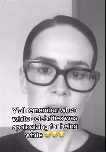 @sigma.shitpostin on Instagram: "日本利用压电瓷砖将脚步转化为电能。这些瓷砖捕捉来自 你脚步的动能。当你行走时,你的重量和动作会对瓷砖产 生压力。瓷砖会轻微弯曲,从而产生机械应力。瓷砖内部 的压电材料将这种应力转化为电能。每一步都会产生少量 电荷,而数百万步结合在一起就能产生足够的电力来驱动 LED灯、数字显示屏和传感器。在像涩谷车站这样繁忙的 地方,每天大约有240万个脚步为这一系统作出贡献。这 些电能可以被储存或立即使用,从而減少对传统电力来源 的依赖,并支持可持续的城市基础设施。这种方法将日常 运动转化为实用的可再生能源 #日本#知识#事实 #你知道 吗 #推荐 #科技 #创新 #历史 #技术#实验#热门"