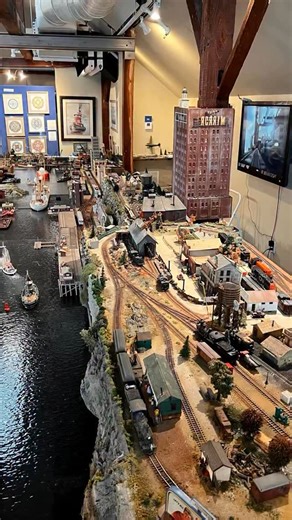Model Trains Enthusiast on Instagram: "The Connecticut River Museum hosts an annual model train exhibition created by artist and rail enthusiast Steve Cryan #ModelRailroad #TrainShow #鉄道模型 #keretamini miniaturismo"