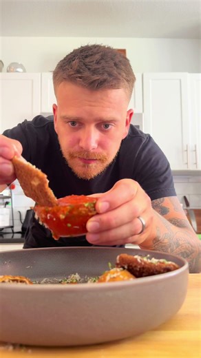 ST LOUIS STYLE TOASTED RAVIOLI 🔥 Im orignally from St louis, I left home almost 10 years ago and havent looked back.. sometimes i miss little snips of home, for instance imos pizza, caseys general store, vess cola, and red jot riplets. But above all…. I miss my T-ravs. #oui_jefe #chef #privatechef #food #pasta #foodie #cooking #stlouis #stl #love #livemusic