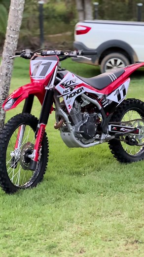 Explorando la CRF 250F: ¡Potencia y Estilo!