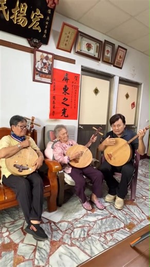 在澔平的兩位摯友三毛姊和司馬中原爺爺過世這同一天，我去找了跟司馬與三毛一樣年紀的阿嬤唱歌: 寶島台灣屏東恆春的陳英阿嬤和黃却銀阿嬤。 如果三毛還活著，我們所有愛她的朋友要是也能像這樣，一起談笑一起唱歌，這該有多好呢..... | 眭澔平