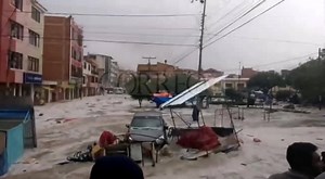 644K views · 11K reactions | #SucreAhora Mira cómo el agua que simula un río, arrastra a un vehículo y un puesto de venta en la zona de San Juanillo. Tras la intensa lluvia de este lunes, las personas afectadas en el lugar rescatan lo que pueden. Video: Carlos Rodríguez/CORREO DEL SUR | Correo del Sur | Facebook