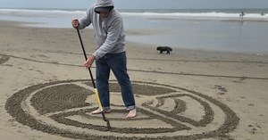 Artist turns San Francisco beaches into giant works of art