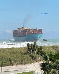 2.4M views · 29K reactions | Impresionante entrada de gigantesco barco de carga por Miami Beach con fuertes olas | Cuba en Miami | Facebook