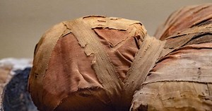 Les tatouages de momies égyptiennes antiques cachent-ils des motifs sacrés ?