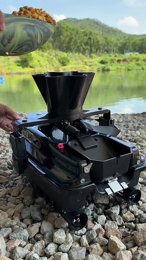 Get ready to revolutionize your baiting game with the WUBS Bait Spreader!✨ Designed for serious anglers, this mechanical masterpiece is the perfect add-on for the RT4 bait boat, offering unmatched precision and control over your feeding spots. No more worrying about electronics—this wind-up bait spreader operates independently, spreading bait over a 6-meter diameter or more, creating a wide and attractive zone for your catch. 🐟🎏💦