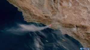 .@National Oceanic and Atmospheric Administration (NOAA)'s #GOESWest is monitoring the #MountainFire in Southern California, where dry weather and strong #SantaAnaWinds have fueled its rapid growth. The satellite tracked the smoke plume and detected the intense heat from the fire as it burned northwest of Los Angeles yesterday. #CAwx | NOAA Satellite and Information Service