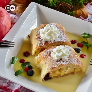 🥧🍏 A Viennese classic: Apple strudel! The renowned Residenz coffee house at Vienna’s Schloss Schönbrunn is serving up this local speciality, which was already popular at the imperial court. Here's the original recipe: | DW Euromaxx