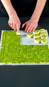 3 fantastiche idee per antipasti che tutti dovrebbero conoscere Ingredienti pasta sfoglia: 600 g formaggio: 200 g paprika dolce: 3 g salsa di pomodoro: 70 g uova: 1 pz sesamo: 5 g pasta sfoglia: 600 g patate lesse: 3 pz prosciutto: 100 g parmigiano: 30 g pasta sfoglia: 600 g parmigiano: 150 g basilico: 20 g olive nere: 80 g aglio arrosto: 1 pz pepe nero: 1 g Inoltre maionese: 100 g senape: 30 g aceto balsamico: 10 ml olio: 30 g succo di limone: 15 ml paprika dolce: 2 g sale: 2 g | Saporito.tv