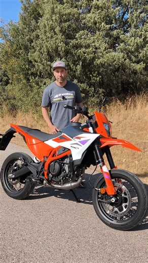 Todocircuito.com on Instagram: "Ya he podido probar a la nueva @ktm_spain 390 SMC R 2026, y sin duda creo que es una de las mejores opciones si te quieres iniciar en el segmento supermotard desde el carnet A2, viene muy bien equipada, con un gran rendimiento, y sobre todo a muy buen precio."