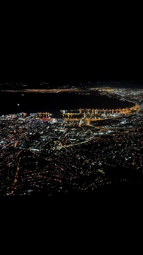 Esplora la vista notturna di Cape Town da Table Mountain