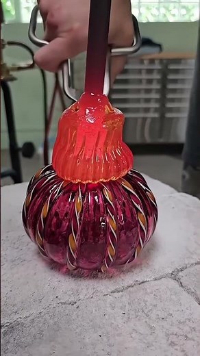 Witness This Magical Moment! A Straw "Explodes" into a Work of Art When Exposed to High Heat