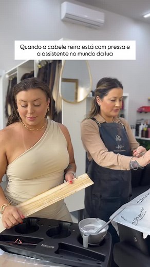 361 reactions · 9 comments | ✂️ Quando a cabeleireira tá na correria do fim de ano e a assistente tá viajando no mundo da lua… Aqui é só no “vamos, minha filha, que dezembro não espera!” 藍 Por aí também tá desse jeito? Ou só aqui que o fim de ano vem no modo turbo? ✨ #cabelereiras #salaodebeleza #autoestima #mechas #belezafeminina #reels #fimdeano #correria #agendalotada #natal #anonovo #dezembro | Fernanda Hansen | Facebook