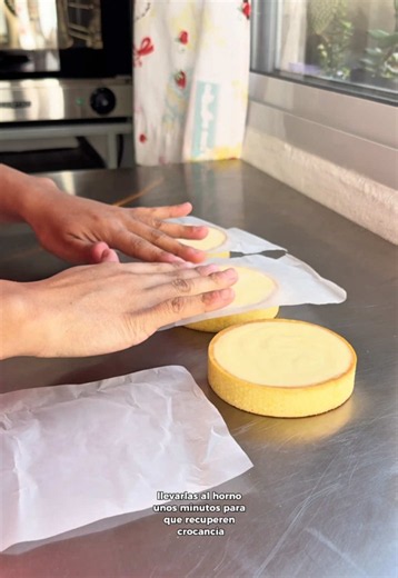Respuesta a @tania quilodran ¿Se pueden freezar las bases de tartas ya cocidas?⤵️ Sí 🙌🏻 y es una excelente forma de organizar producción. Ahora… para que realmente mantengan buena textura y sabor, hay algunos puntos importantes: ✨ Las bases deben estar completamente frías antes de guardarlas. Si tienen calor o apenas tibieza, generan humedad y eso arruina la crocancia. ✨ Envolver muy bien. Lo ideal bolsa y recipiente hermético para evitar que absorban olores y humedad del freezer. ✨ Freezarlas