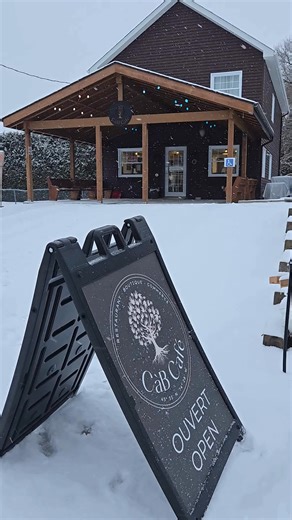 Au revoir 2025! 👋 Mon Dieu… par où commencer. Quelle année! Choisir de poursuivre ma route en solo — dans ma vie comme dans cette folle aventure qu’est mon restaurant — a été l’une des décisions les plus marquantes dans l’histoire de CàB Café. Et quelle histoire ça devient. 🙏 Jour après jour, une communauté de personnes bienveillantes, aimantes et profondément solidaires grandit autour de ce petit endroit au milieu de nulle part. Vous entrez, vous partagez la bonne nouvelle, et vous faites de 