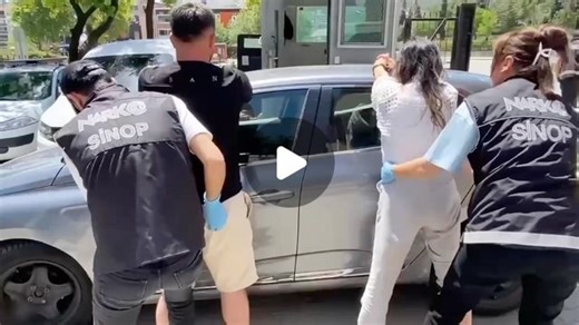 Sinop Takip on Instagram: "Sinop’ta emniyet ekiplerinden uyuşturucu satıcılarına büyük darbe. Narkotik, KOM ve Boyabat İlçe Emniyet Müdürlüğü ekiplerince ortaklaşa gerçekleştirilen operasyonda 3 kilo 366 gram uyuşturucu ile kalaşnikof tüfek ve 49 fişek ele geçirildi. Operasyonda gözaltına alınan 2 şüpheli tutuklandı...#Sinop #Turkey @emniyetsinop"