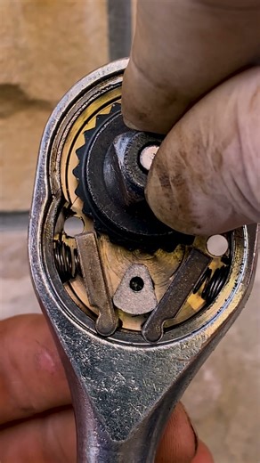 Ratchet Wrench EXPLAINED! 🛠️ What's Inside This Genius Tool