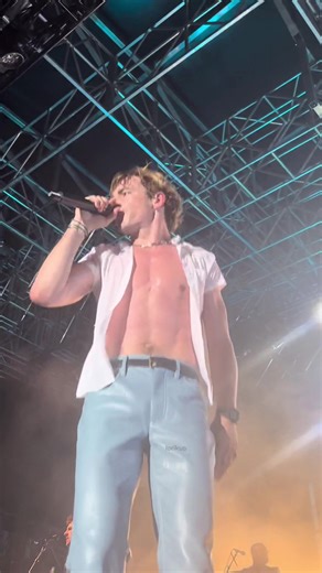 in light of recent events (pics of shirtless ross lynch trending on twitter) here’s another ross vid😁 #rosslynch #thedriverera #rockylynch #thedrivereratour #concert #nyc #livemusic