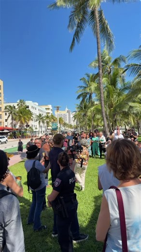 Mayor Cava at Gloria Estefan Way Day