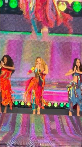 Shakira performs Waka Waka in Baltimore! (LMYNL Tour Live in Baltimore, 7-6-26) (4K HDR, HQ AUDIO)
