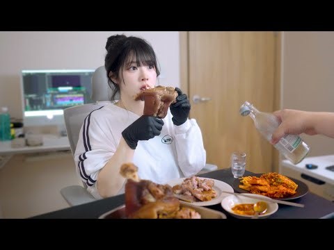 육퇴하고 야식으로 족발을 해줬더니 통으로 뜯어먹는 일본인아내..