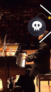 けいちゃん/Keichan on Instagram: "突然のハプニングで動揺するお客さんに神対応するピアニストwww #piano"