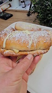 Ich liebe alles was mit Kokosraspeln gebacken wird, heute habe ich ein Rezept mit Kokosraspeln und zeige euch die leckeren Kokostaschen Zutaten für den Teig: 180 ml Lauwarme-Milch 100 g geschmolzene Butter 100 g Zucker 1 Ei Eine Prise Salz 1 Würfel frische Hefe 1 Päckchen Vanillezucker Ca. 650 g Mehl Zutaten für die Füllung: 200 g Kokosraspeln 1 Ei 150 g Zucker Ca. 200 ml Schlagsahne Zum dekorieren Puderzucker und Weisseschokolade #backen #bakerylife #hausgemacht #rezepte #recipeoftheday | Was k