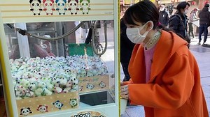 【公式】TBS火曜ドラマ「ファイトソング」 on Instagram: "第3話で芦田が挑戦してたパンダのクレーンゲーム🐼✨ 果耶ちゃんも撮影の合間に挑戦👊💕 果たしてその結果は、、、 #ファイトソング #清原果耶 #パンダ #クレーンゲーム #tbs"