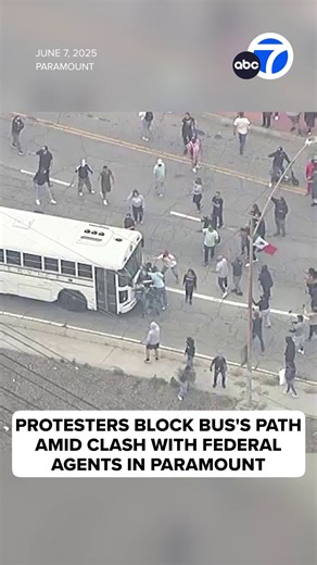 During a chaotic confrontation with immigration agents in Paramount, protesters tried to block the path of a slow-moving bus apparently operated by the U.S. Marshals Service. https://abc7.la/457MfaO | ABC7